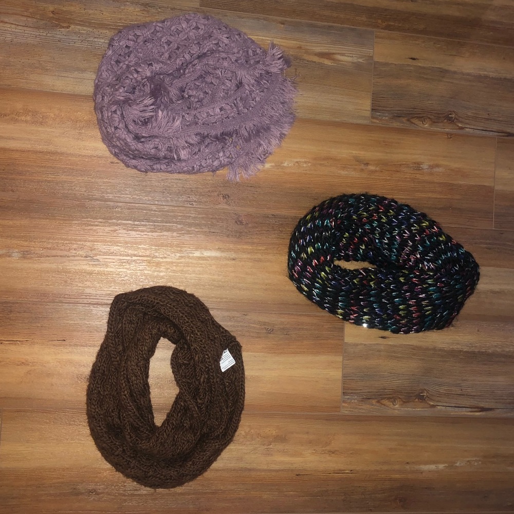 Knitted infinity scarfs